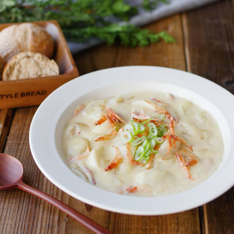 白い皿に持ったクリームスープ