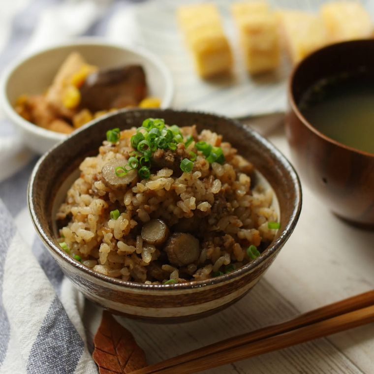 茶色い椀に盛り付けられたごぼうとそぼろの炊き込みごはん