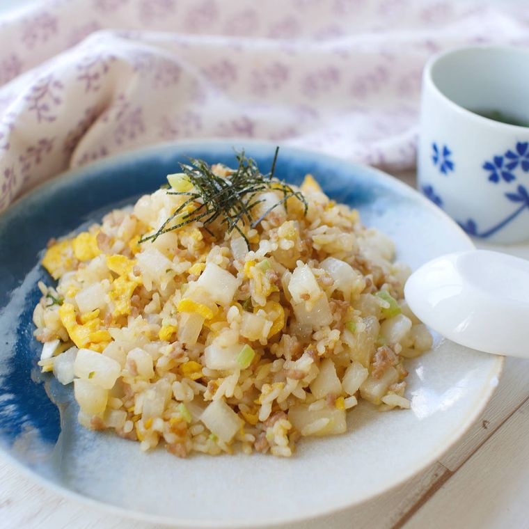 白い皿に盛り付けられた大根入りチャーハン