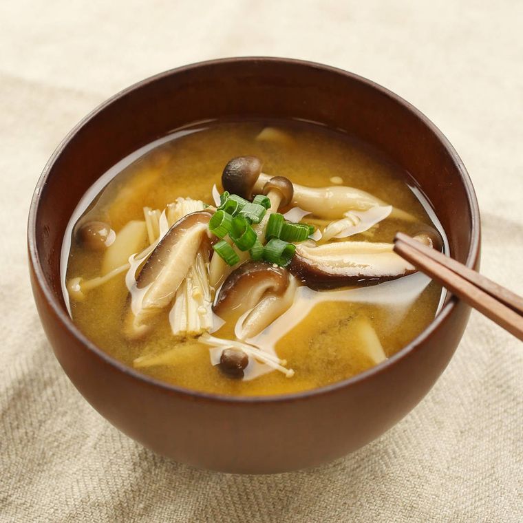 茶色い椀に入ったきのこのみそ汁