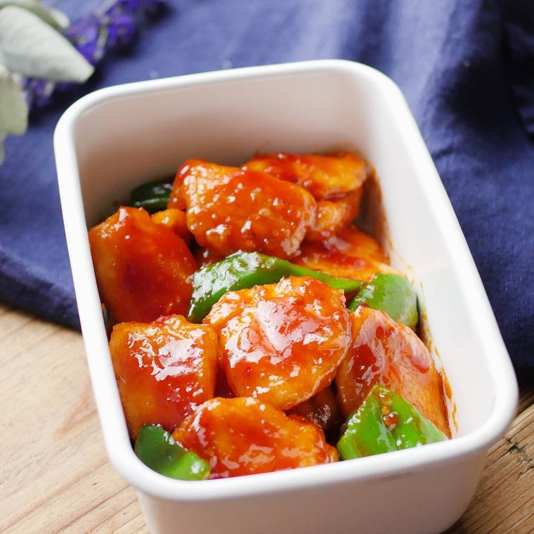 白い保存容器に入った鶏むね肉のヤンニョムチキン