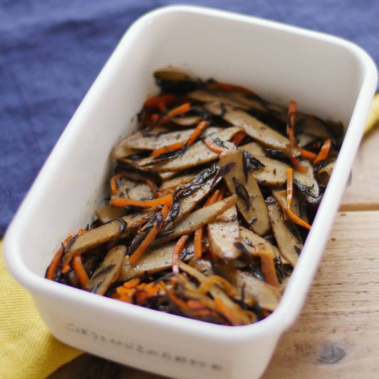 白い保存容器に入ったひじきとごぼうの和風炒め