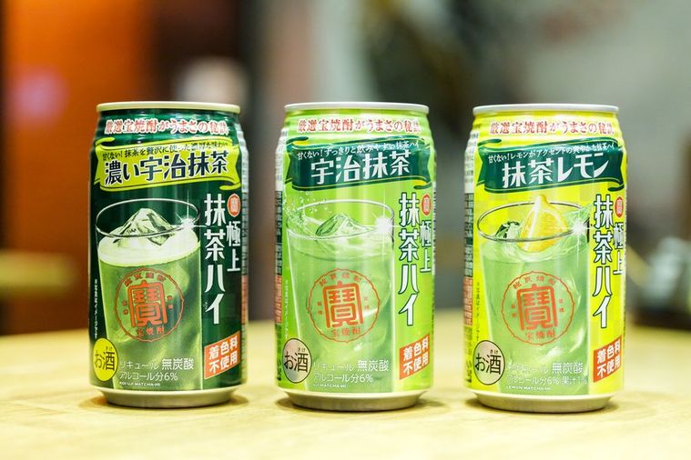 本物の酒好きは認める?「抹茶ハイ」を飲み比べしてもらったら…の画像