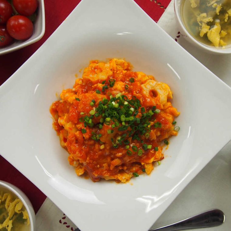 白い四角いプレートに盛り付けられたちくわぶチリ