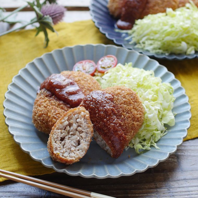 水色の丸いプレートに盛り付けられたもやし豆腐メンチ