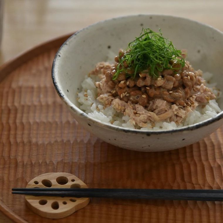 納豆とツナがご飯に乗っている写真