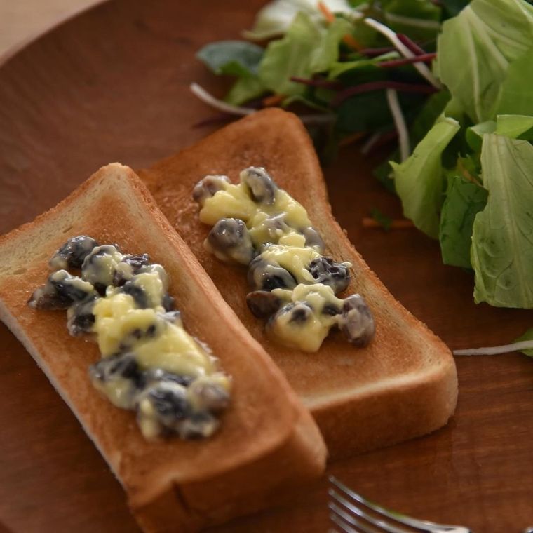 食パンにレーズンバターが乗っている写真