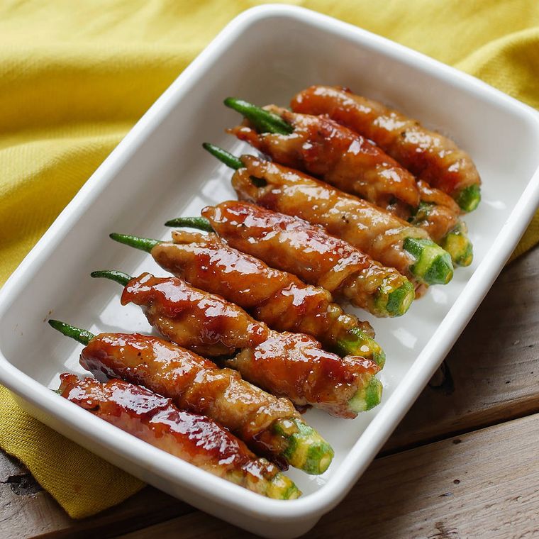 白い角皿に並んだ肉巻きオクラの照り焼き