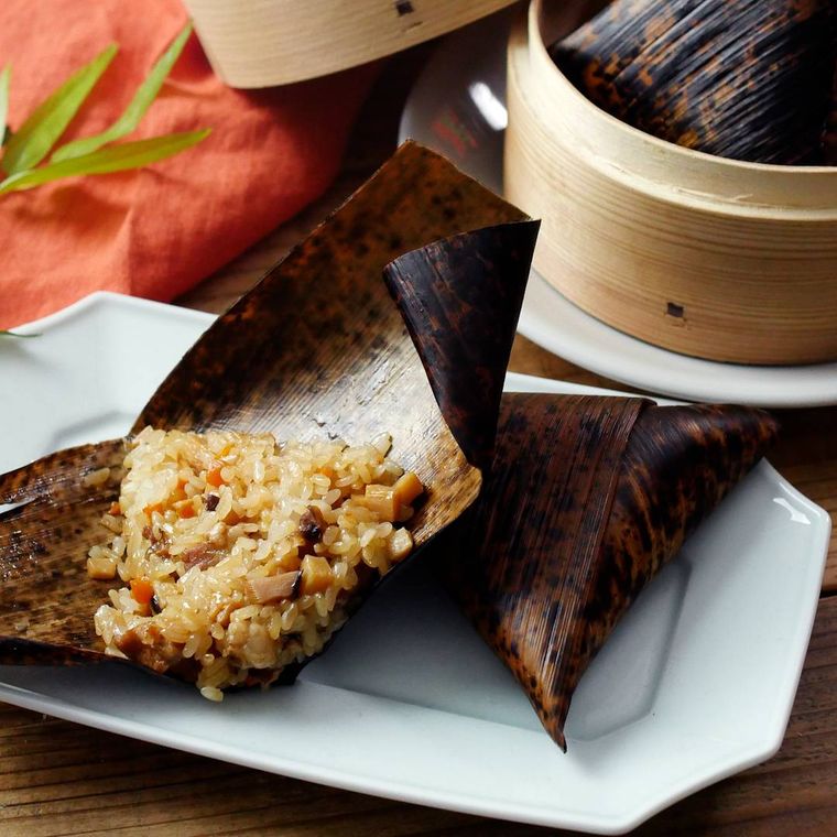 白い皿とせいろに盛られたちまき