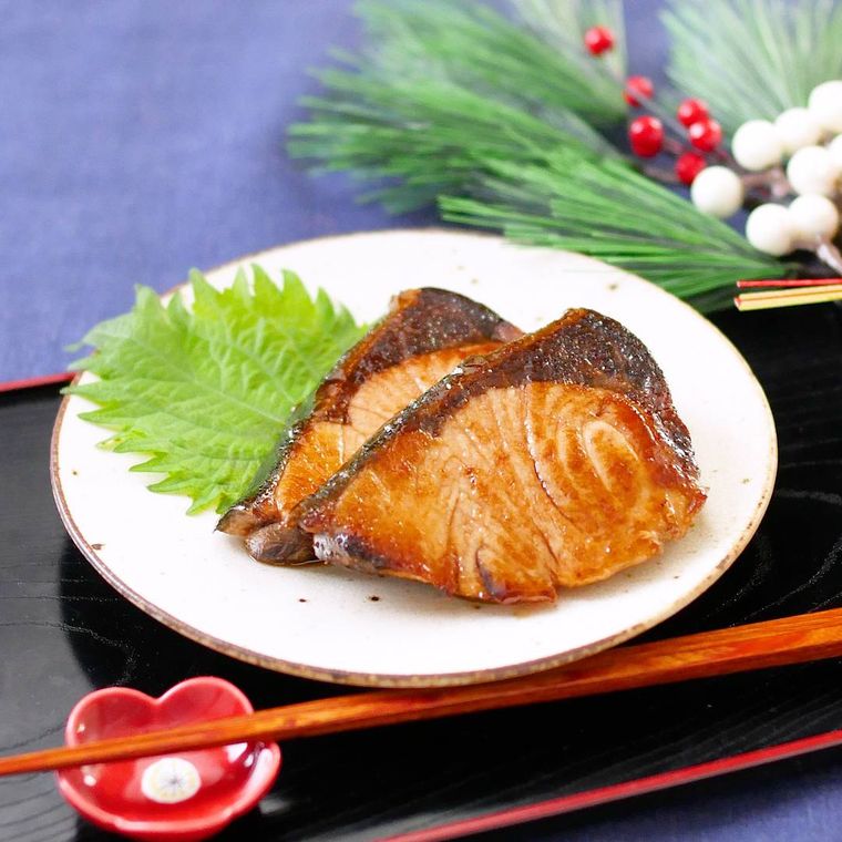 白色の皿に盛られたぶりの照り焼き