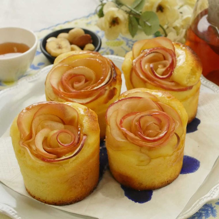 白い皿に盛りつけた、りんごのローズケーキ4個