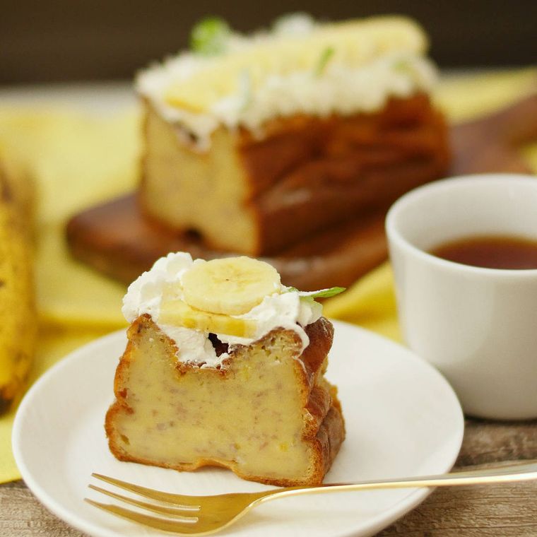 カットして白い皿に盛りつけた、半熟バナナケーキ