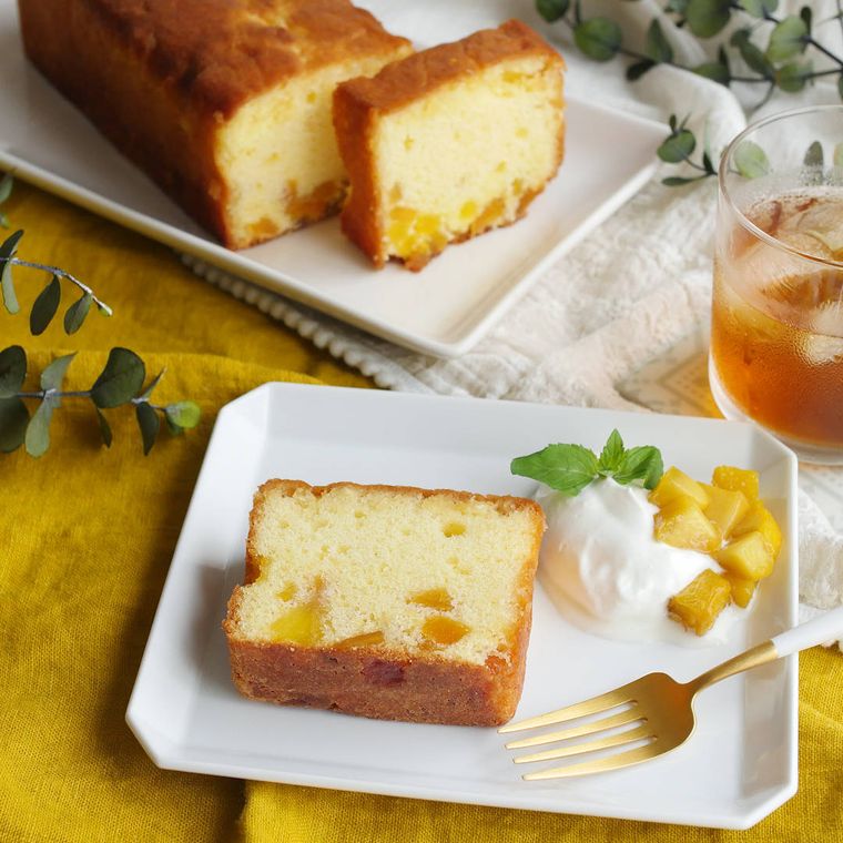 カットして白く四角い皿に盛り付けた、トロピカルフルーツのパウンドケーキ