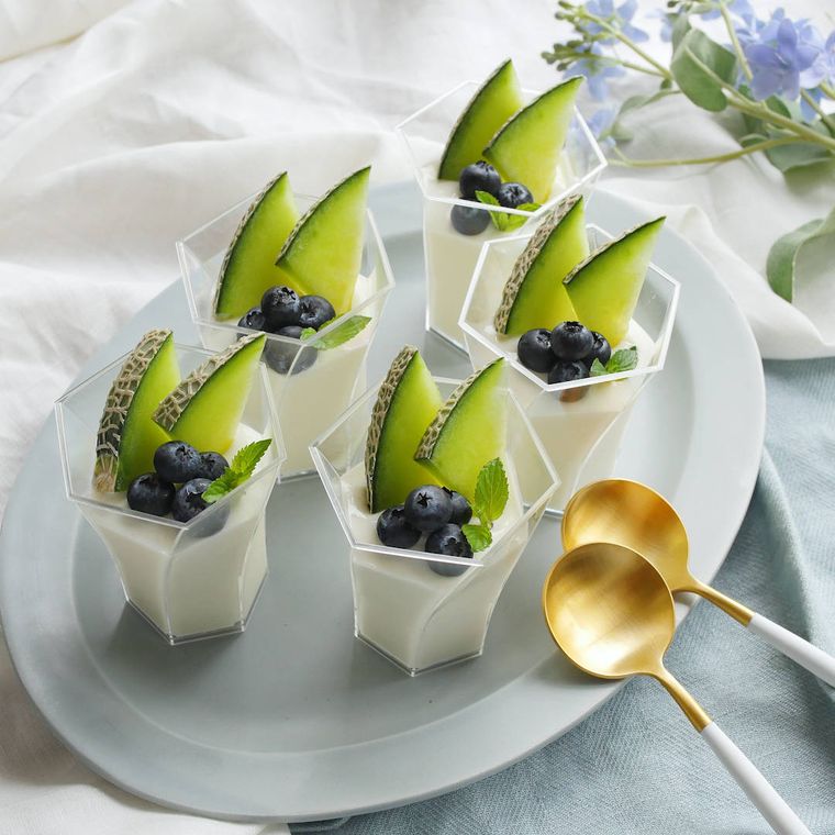 透明のカップに入ったパンナコッタ