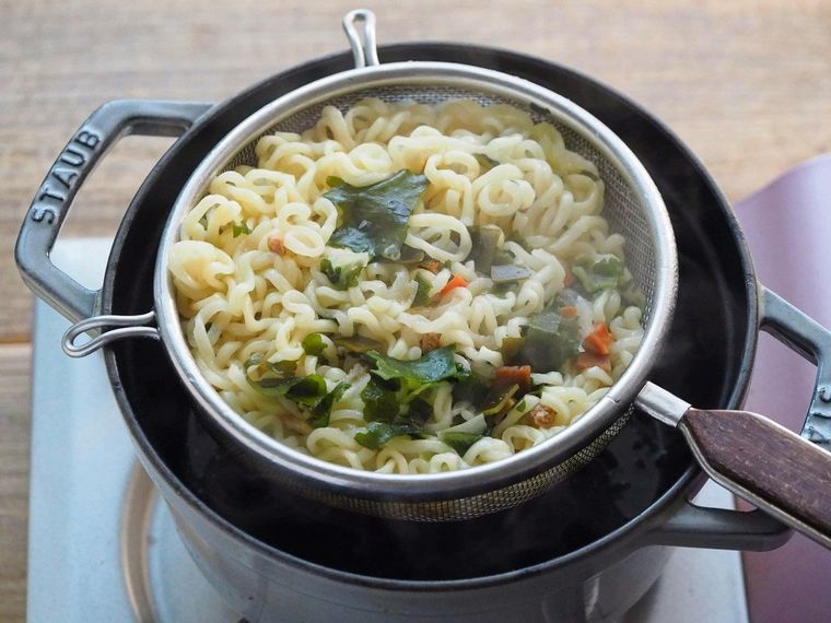 ざるに上げて湯を切った麺