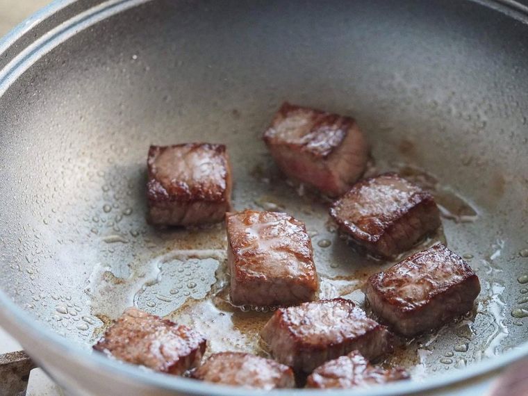 こんがりと焼き色が付いた牛肉