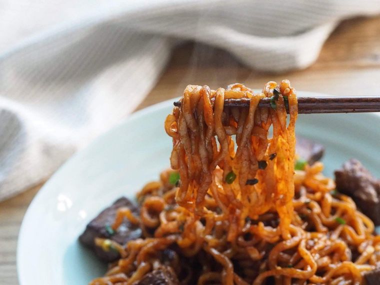 箸で持ち上げた麺