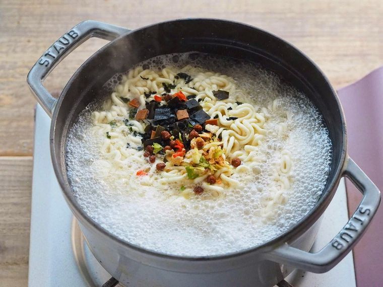 グツグツと沸いた湯で麺をゆでる