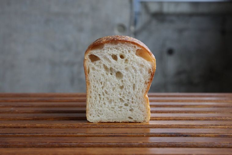 木のテーブルに置かれた丸ごとのDashi食パン