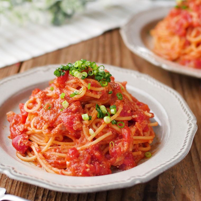 白いプレートに盛り付けられたツナトマトパスタ