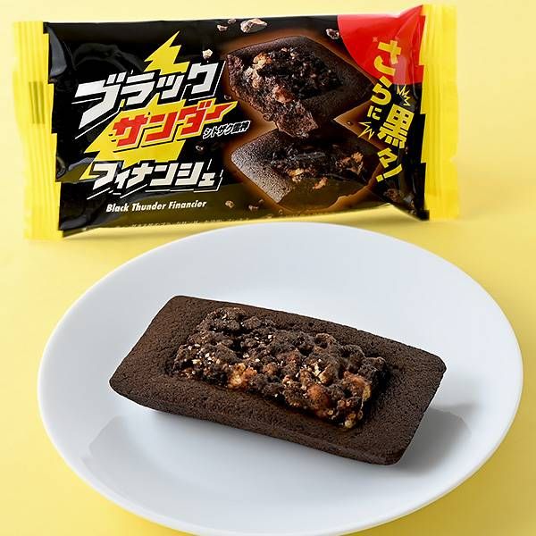 お皿にのせたファミリーマートのスイーツブラックサンダーフィナンシェとパッケージ