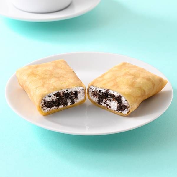 お皿にのせたファミリーマートのスイーツファミマ・ザ・クレープ クッキークリーム