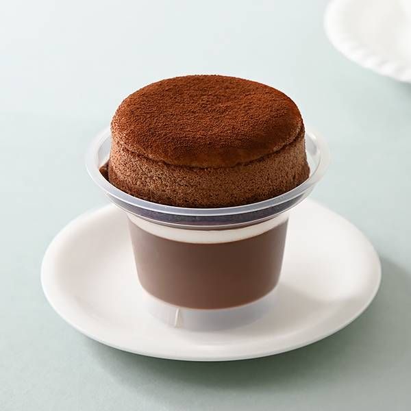 カップに入ったファミリーマートのスイーツスフレ・プリン ショコラ