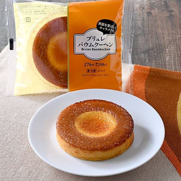お皿にのせたファミリーマートのスイーツ ブリュレバウムクーヘンとパッケージ