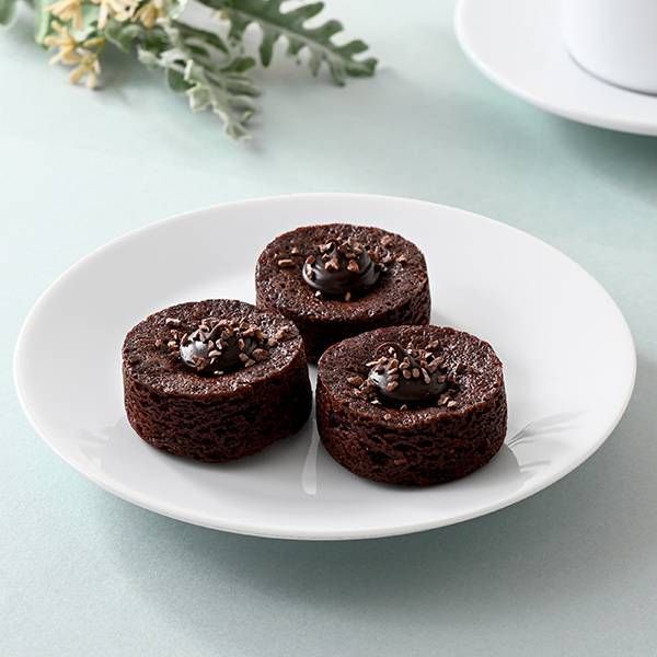 お皿にのせたファミリーマートのスイーツひとくちガトーショコラ3個入