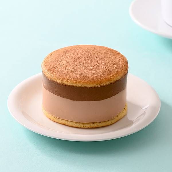 お皿にのせたファミリーマートのスイーツ極厚 どら焼きバーガーチョコムースミルクチョコムース