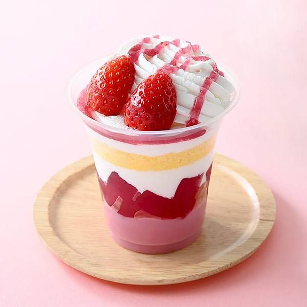 カップに入ったファミリーマートのスイーツ贅沢いちごミルクパフェ