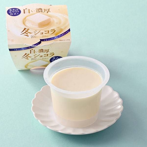 カップに入ったファミリーマートのスイーツ白い濃厚冬ショコラ