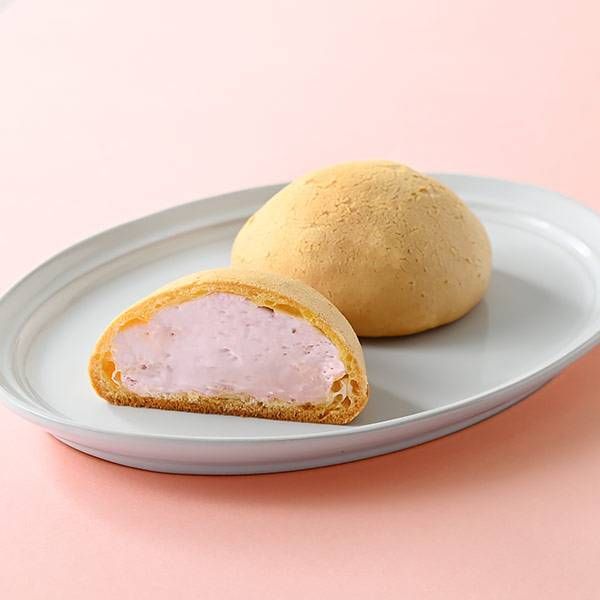 お皿にのせたファミリーマートのスイーツむにほっぺ いちごみるく