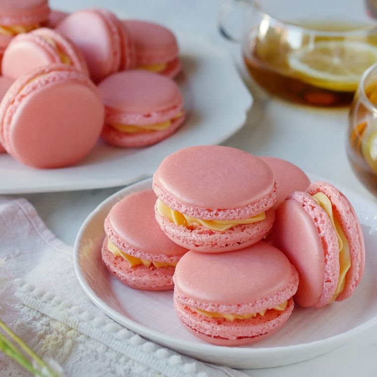 皿に並ぶピンク色のマカロン