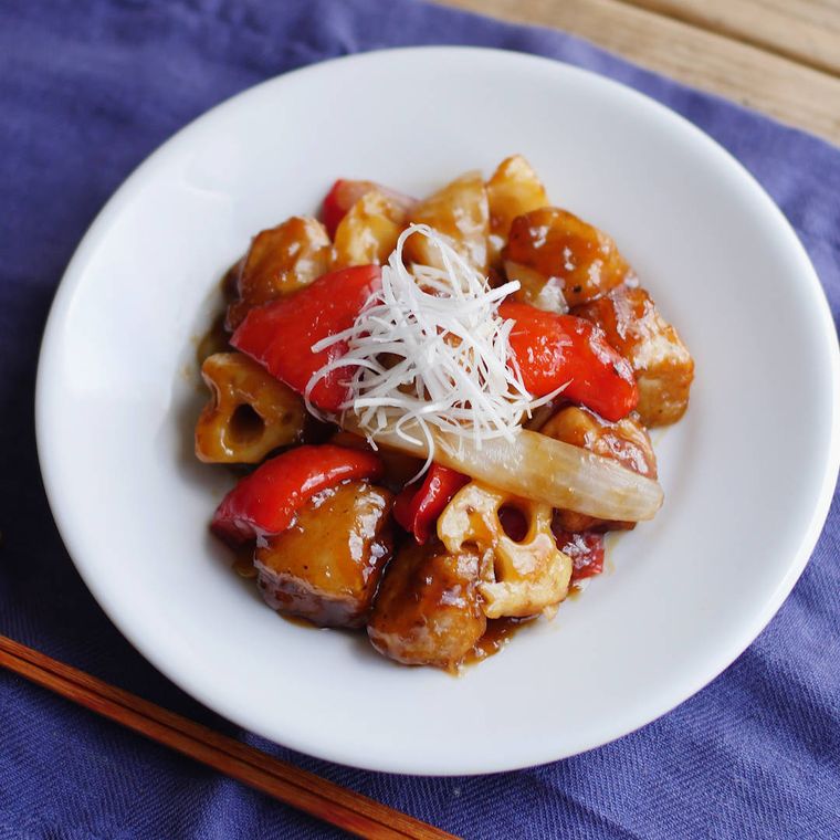 白い平皿に盛り付けられた酢豚