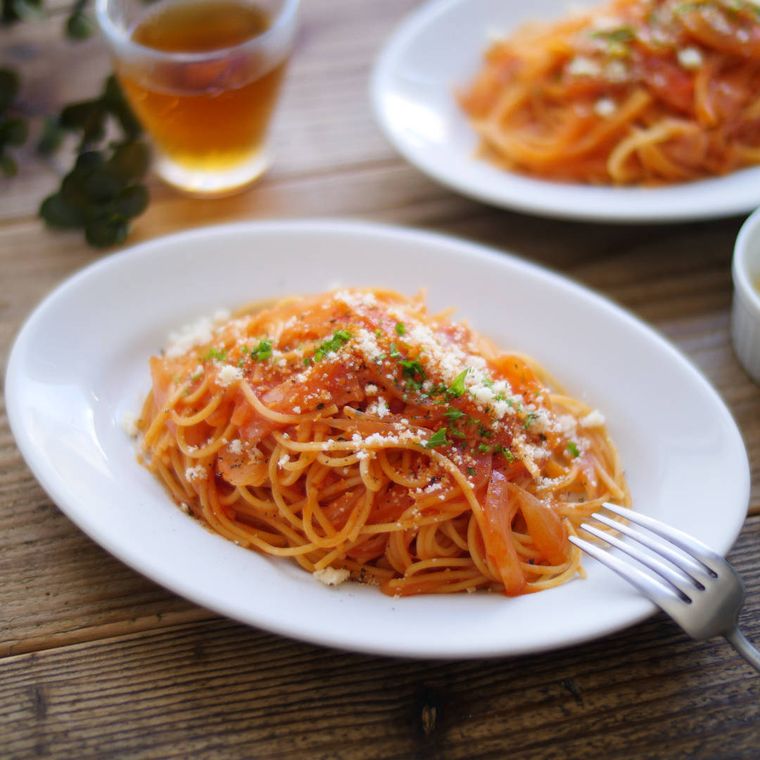 白い平皿に盛り付けられたトマトパスタ