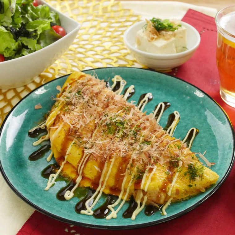 水色の皿に盛り付けられたキムチとチーズのとん平焼き