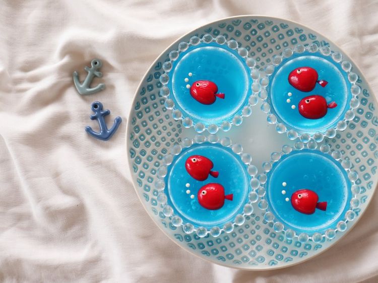 チェリーのお魚がかわいい！ブルーハワイの炭酸ゼリー - macaroni