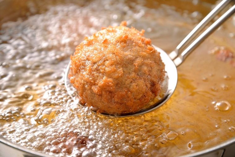 お得な50円オフキャンペーンも!食べ歩きの新定番「鎌倉メンチカツ」が誕生の画像