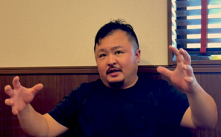 インタビューを受ける森田さん