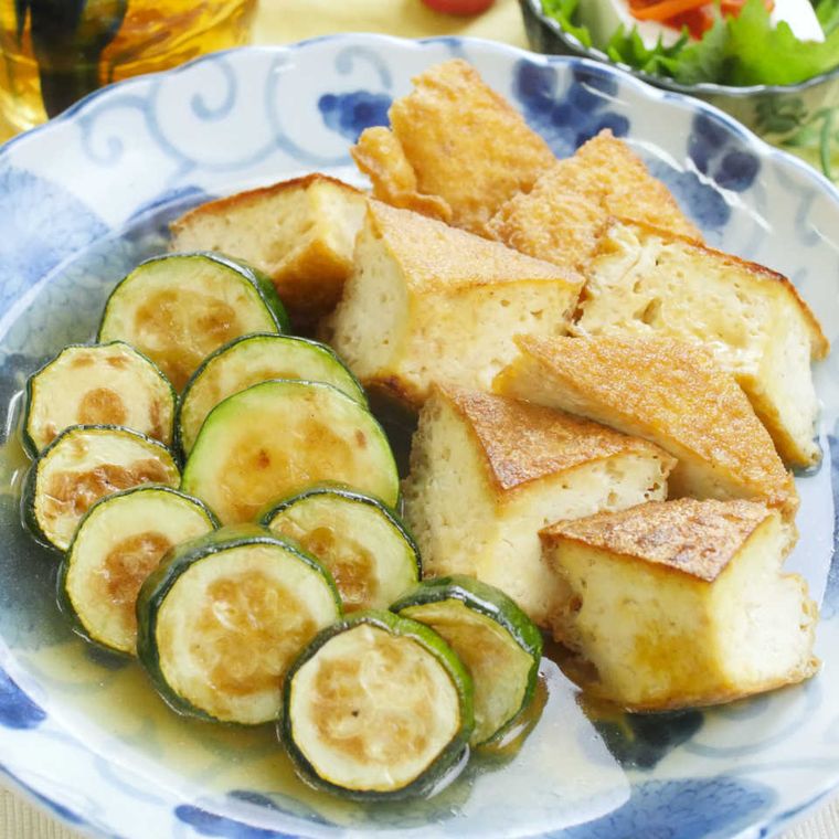 器によそったズッキーニと厚揚げのコンソメ焼き浸し