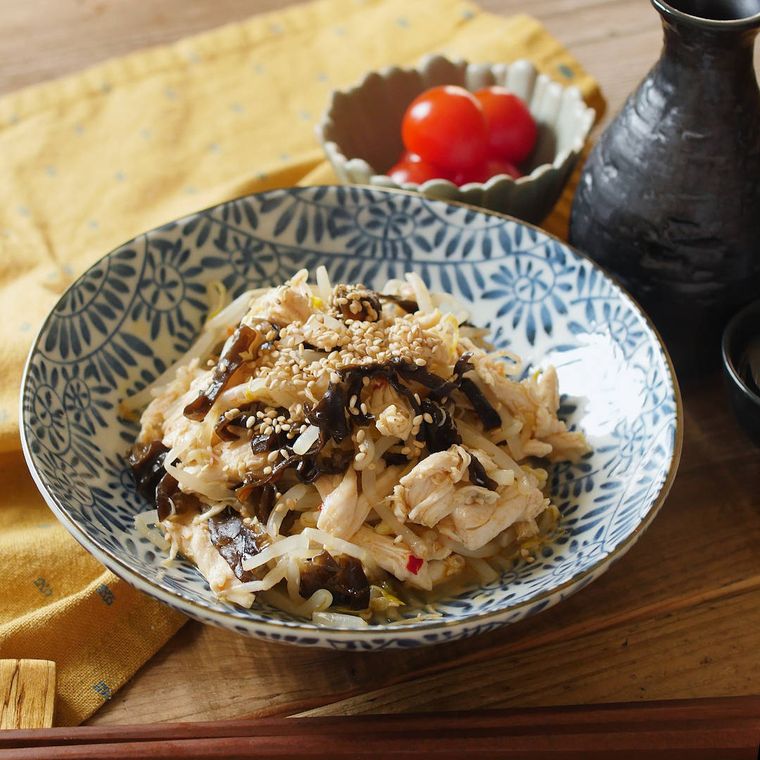 青柄の入った器に盛り付けられたもやしときくらげのピリ辛ナムル