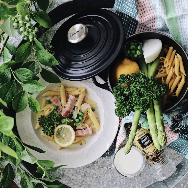 白い丸プレートに盛り付けられたアスパラのレモンクリーム風ペンネ