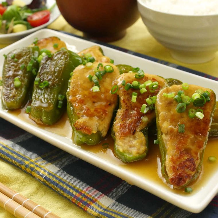 白い長方形のプレートに盛り付けられたピーマンのツナ豆腐詰め