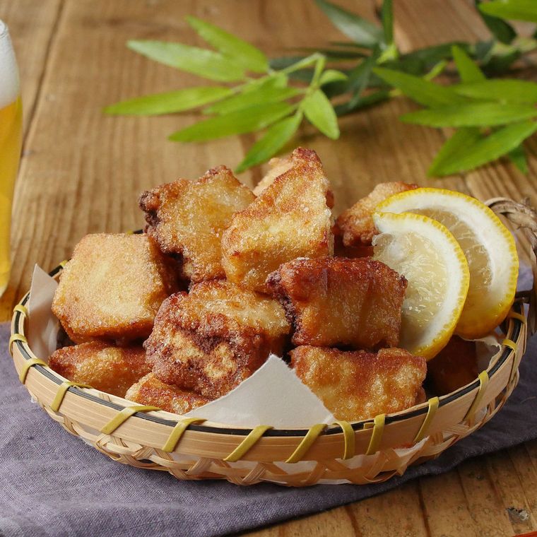 かごに盛り付けられた高野豆腐の唐揚げ