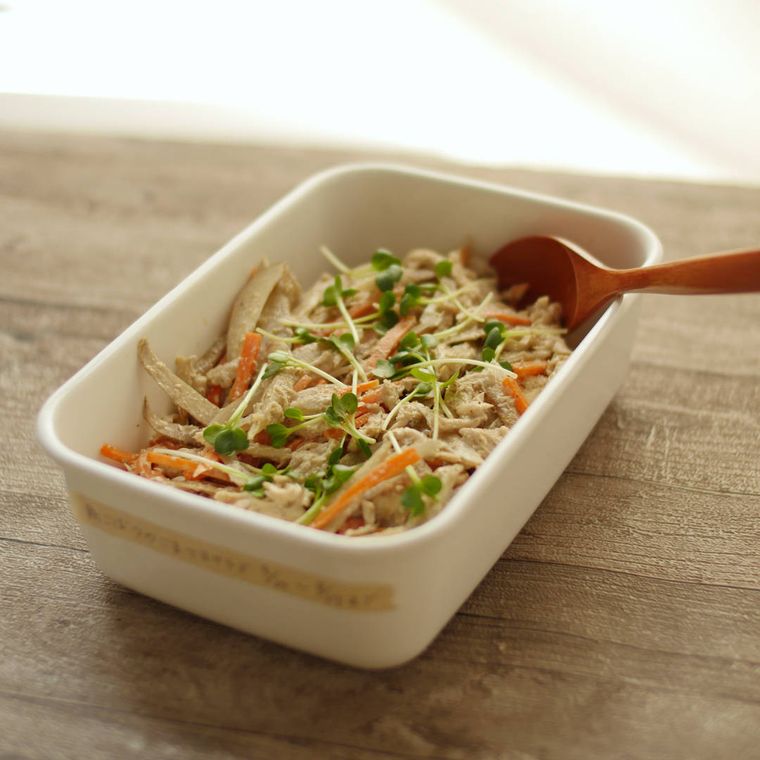 白いバットに入った鶏ごぼうのごまマヨサラダ