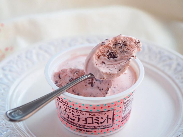 春の注目度No.1アイス!「いちごチョコミント」を実食、気になるミント感は…の画像