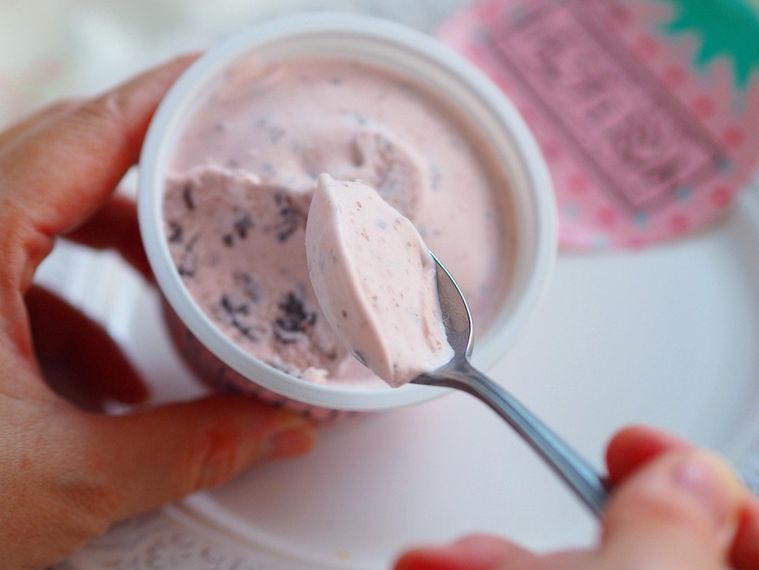 春の注目度No.1アイス!「いちごチョコミント」を実食、気になるミント感は…の画像