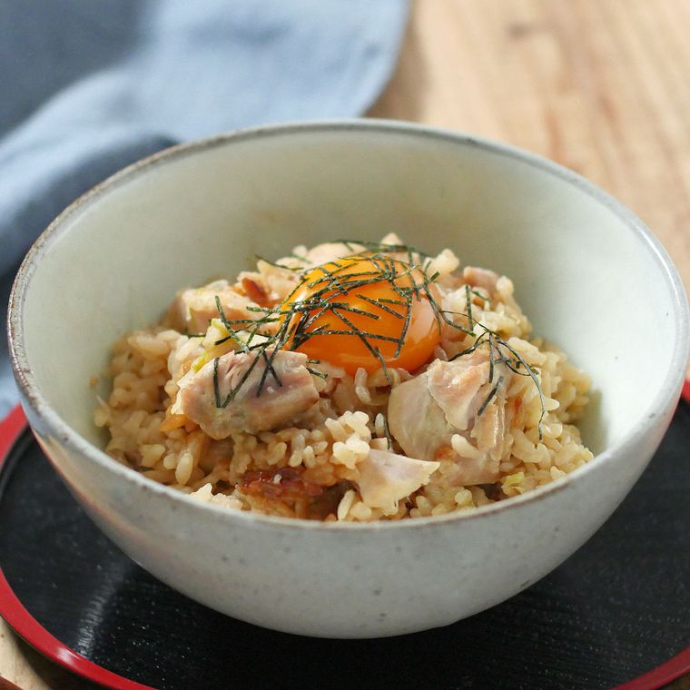 茶わんに盛られた炊き込み親子丼