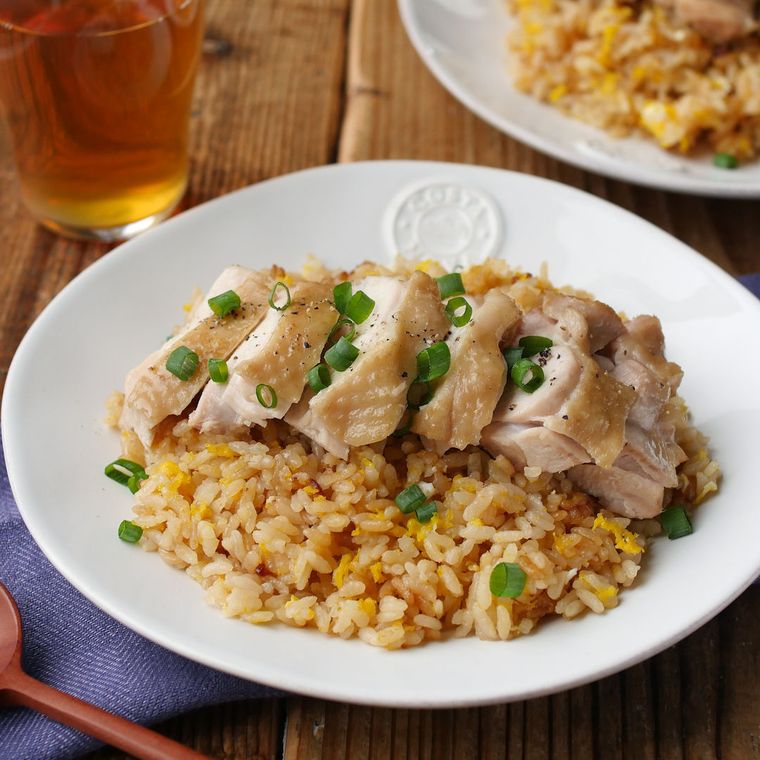 大ぶりのチキンがのったチキンチャーハン